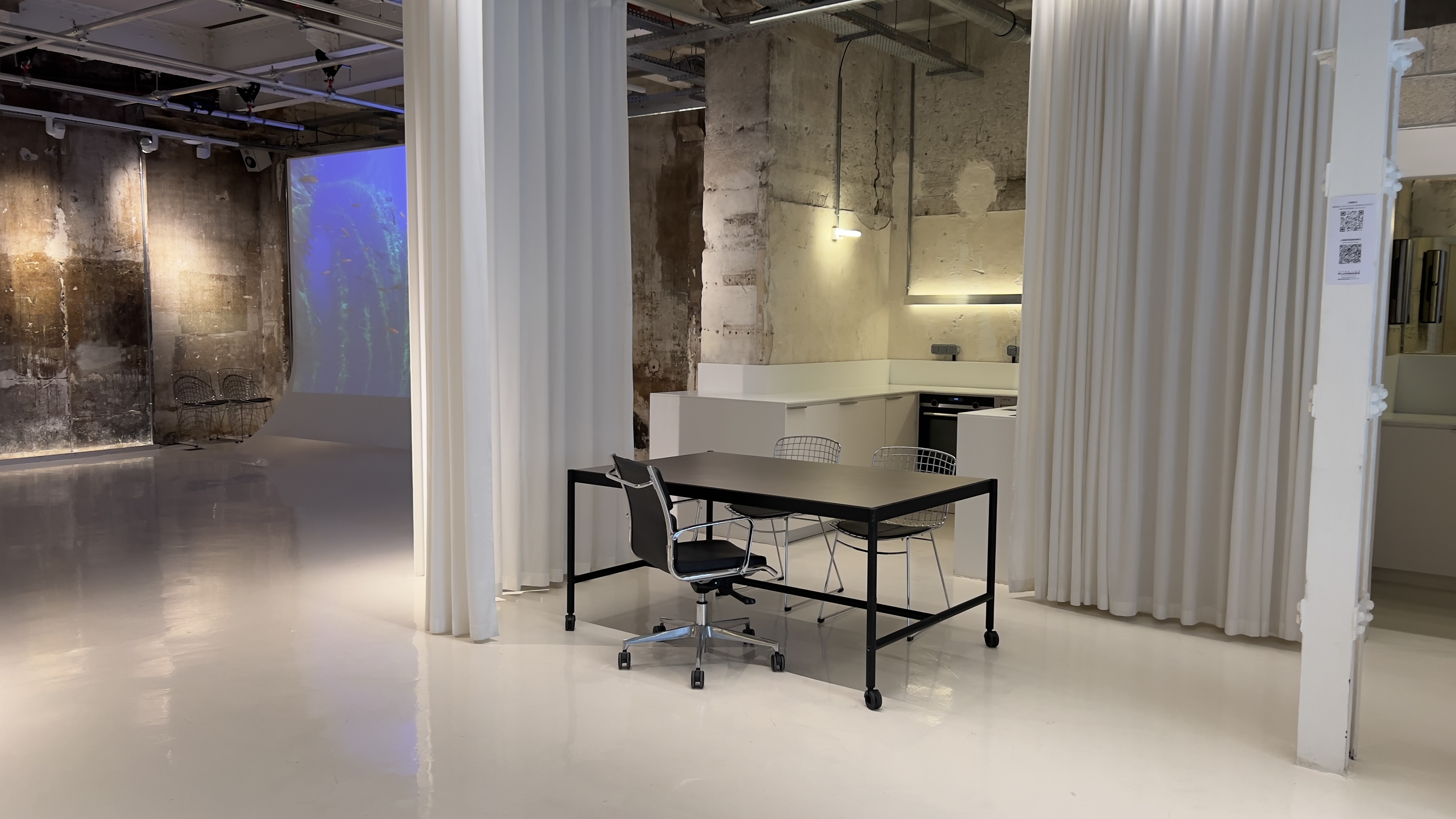 Intérieur de Chez Les Plombiers — espace évènementiel brutaliste de 200 m² avec murs en pierre et poutres métalliques, Paris 1er