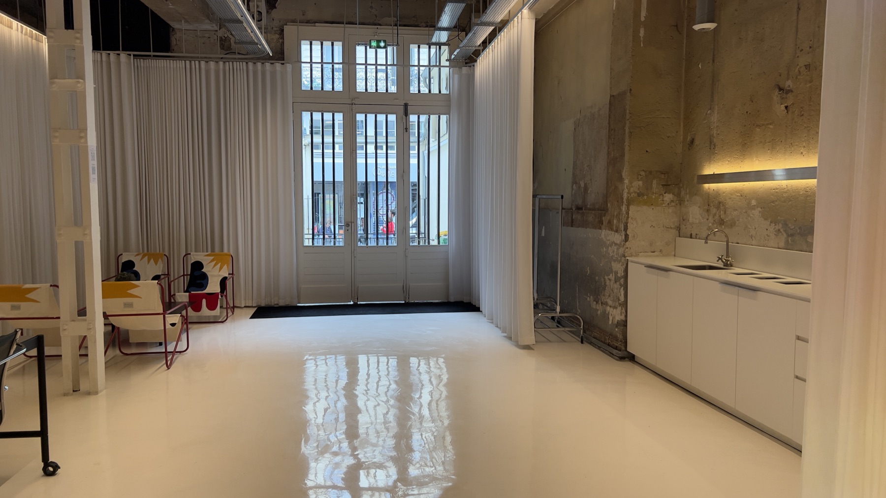 Cuisine ouverte avec plan de travail et rideaux — Chez Les Plombiers, Paris 1er