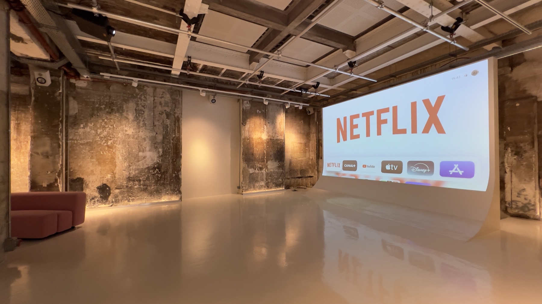 Cyclorama de projection avec murs en pierre apparente — Chez Les Plombiers