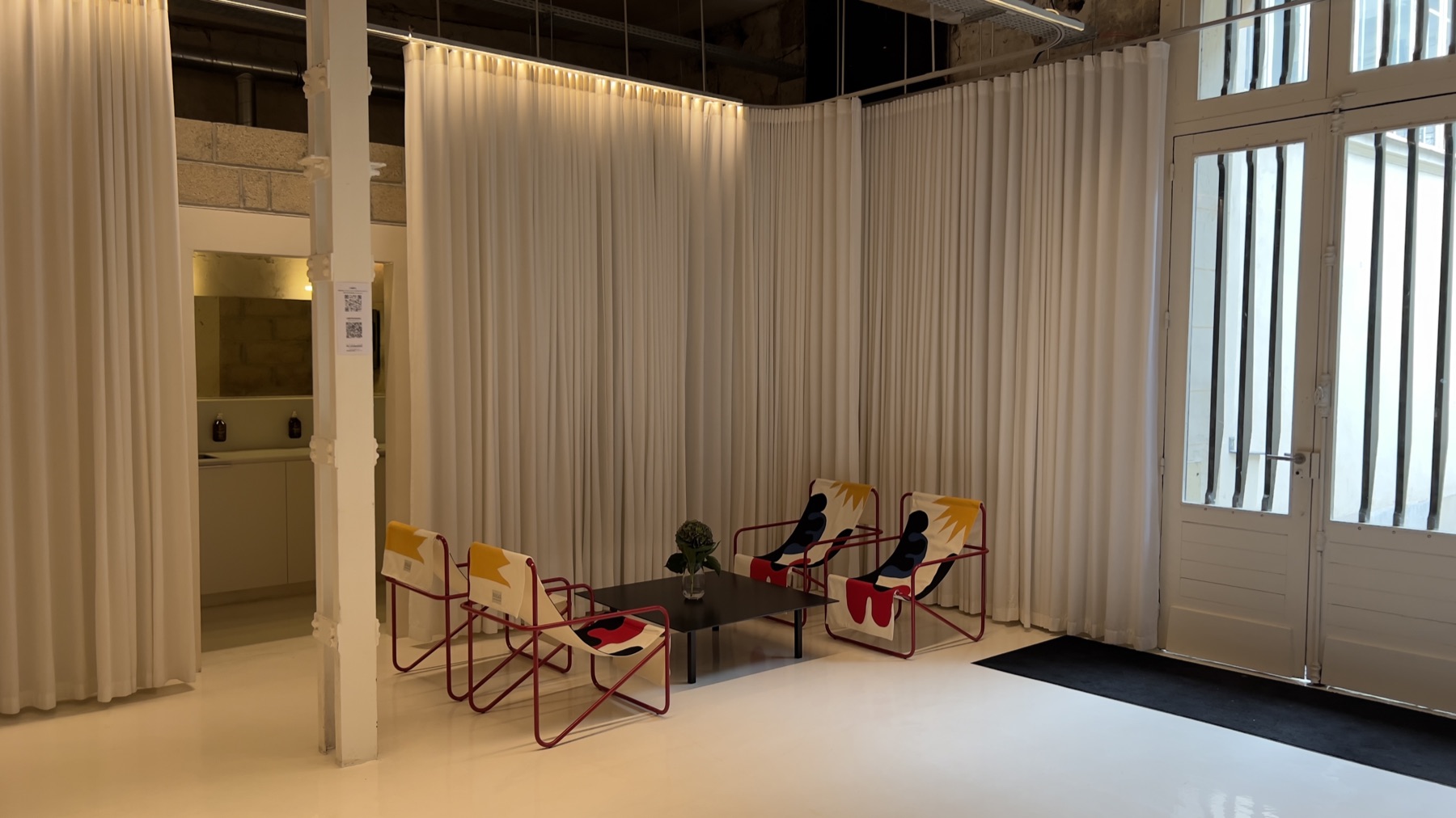 Entrée avec verrière d'atelier, fauteuils design et kitchenette — Chez Les Plombiers