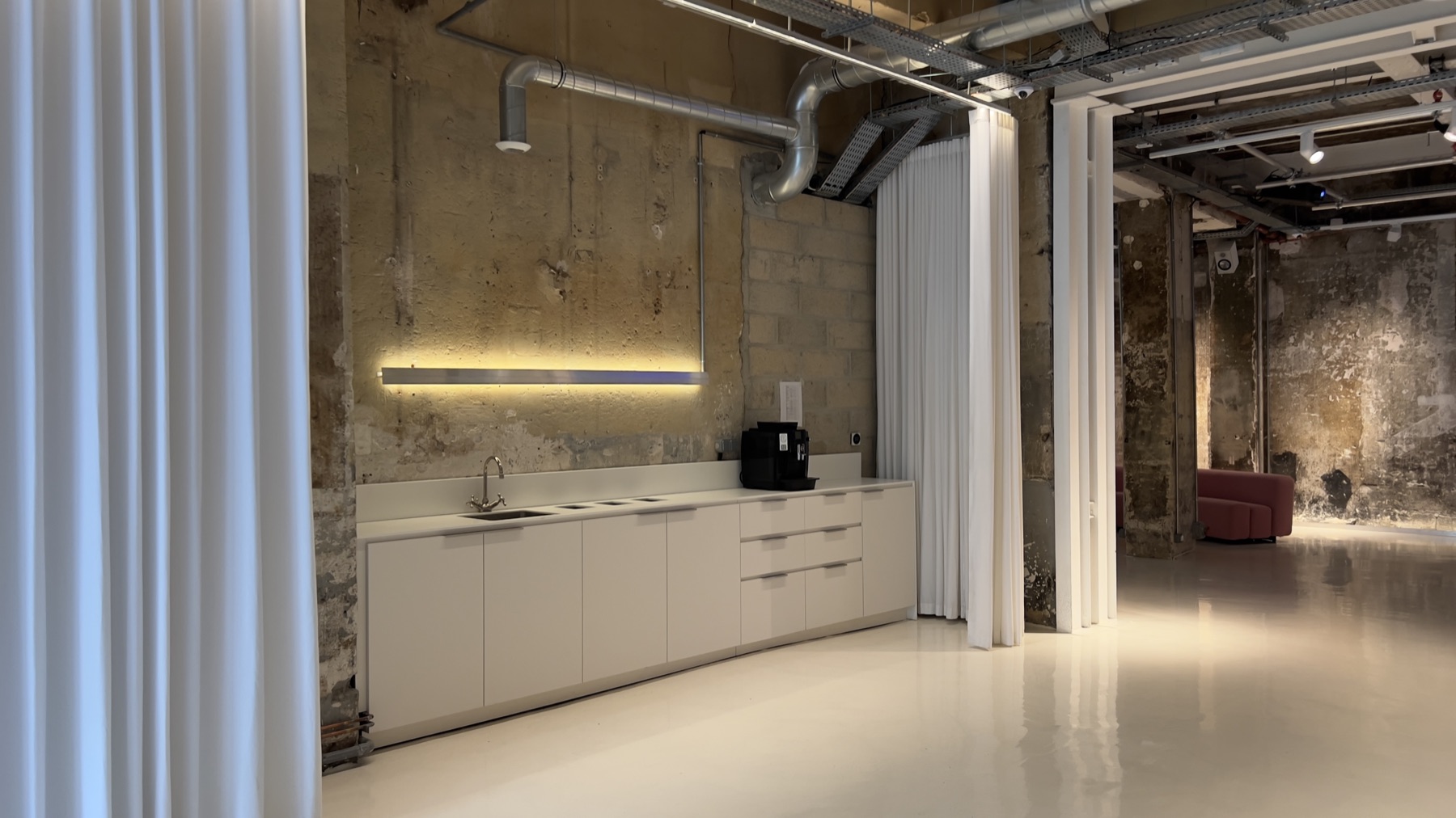 Écran de projection grand format dans la salle principale — Chez Les Plombiers, Paris 1er