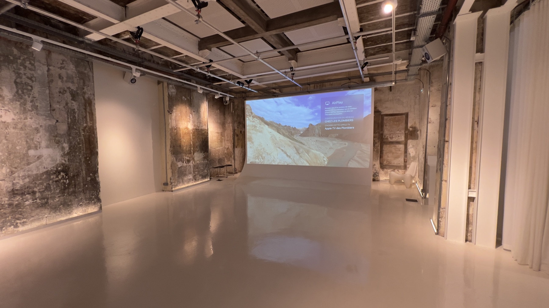 Vidéoprojection sur cyclorama et rideaux séparateurs — espace modulable Chez Les Plombiers